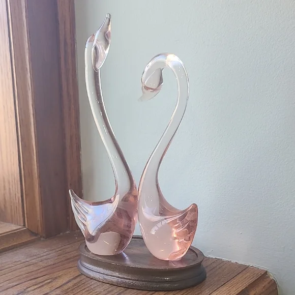 Elegant Pink Glass Swan Sculpture - Picture 3 of 5